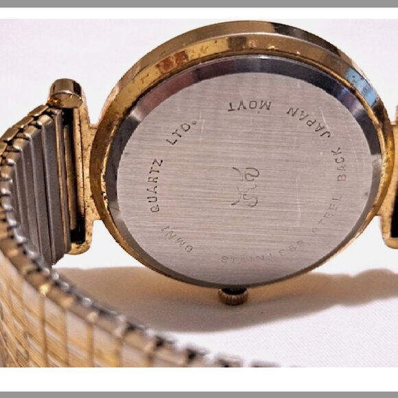 Vintage Sergio Valente Gold Toned Round Face Watch Great Condition - Picture 10 of 13